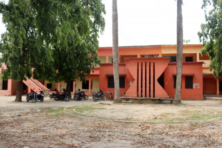 सामूदायिक विद्यालयको बस निजी विद्यालयलाई भाडामा