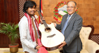 प्रधानमन्त्री प्रचण्डले नेपाल आइडल–५ का विजेता करणलाई दिए गितार