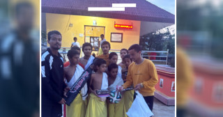 बुवाको सम्झनामा स्ववियु अध्यक्षद्वारा खेलकुद सामग्री वितरण