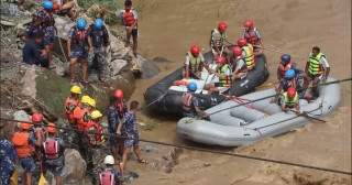 पहिरोले बगाउँदा बेपत्ता भएका दुईवटा बसको खोजी कार्य जारी