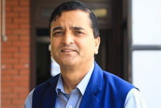 प्रचण्डलाई योगेशले भने–सिसाको घरमा बसेर घरमा ढुंगा हान्ने मुर्खता नगर्नुस्