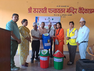 लायन्स तिलोत्तमा स्टार्सद्वारा फलफूल तथा डस्टबीन वितरण