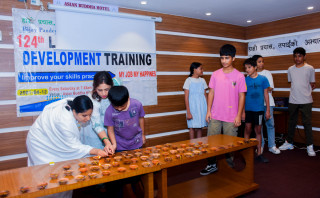 सवारी दुर्घटनामा ज्यान गुमाएकाको सम्झनामा बालबालिकाद्वारा दीप प्रज्वलन