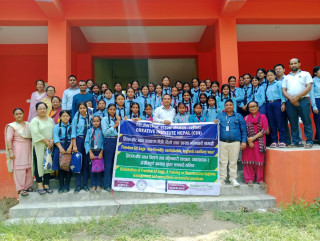 विद्यालयमा फ्रिडम कीट ब्याग वितरण