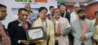 पत्रकार दिनेश श्रेष्ठ लोक पत्रकारिता पुरस्कारबाट सम्मानित