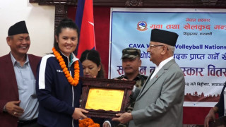 प्रधानमन्त्रीबाट महिला भलिबल खेलाडीलाई पुरस्कार वितरण