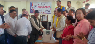 लायन्स बुटवल स्टार्सद्वारा चिसापानी अस्पताललाई उपकरण प्रदान