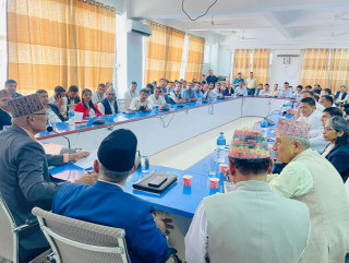 अर्थमन्त्री पौडेलद्वारा लुम्बिनी प्रादेशिक अस्पतालका विभागीय प्रमुखहरुसँग छलफल