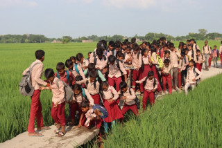 ‘कामचलाउ’ पुल भाँचिएपछि विद्यार्थी मारमा, विद्यालय पुग्न समस्या