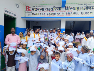 सिद्धार्थनगर–४ वडा कार्यालयद्वारा मदरसाका विद्यार्थीलाई पोशाक वितरण