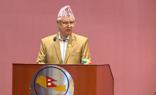 प्रचण्डलाई काँग्रेस सांसदको प्रश्न : बंगलादेश नेपालमा जहाजमा ल्याउनुहुन्छ की रेलमा ?