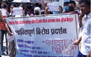 एकीकृत प्रवेश परीक्षाको नतिजा प्रकाशनमा त्रुटि गरेको भन्दै विद्यार्थीहरु  आन्दोलनमा
