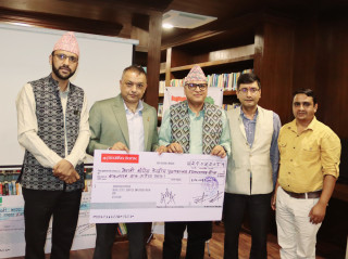 निजामती कर्मचारी युनियन रुपन्देहीद्वारा कांग्रेस केन्द्रीय पुस्तकालयलाई एकलाख सहयोग