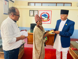 जब दिलबहादुर काठको कोसी बोकेर मुख्यमन्त्री आचार्यलाई भेट्न आइपुगे