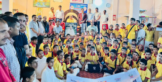 रोटरी बुटवल चौतारीद्वारा गुरुकुलका बटुकहरुलाई शैक्षिक सामग्री प्रदान