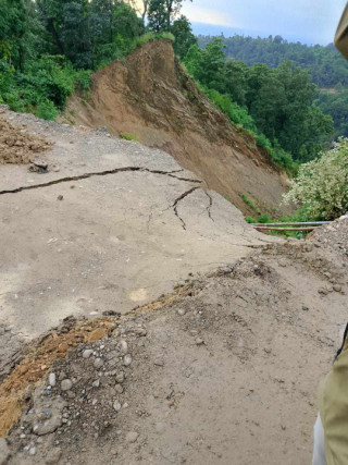 अवरुद्ध दाउन्ने सडक सुचारु गर्न पहल, मर्मत गर्न ६-७ घण्टा लाग्न सक्ने