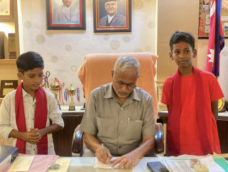 गुुनासो लिएर आएका विद्यार्थीलाई सिद्धार्थनगरका मेयरद्वारा सम्मान