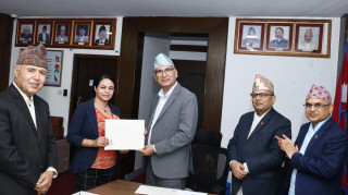 उच्चस्तरीय आर्थिक क्षेत्र सुधार सुझाव आयोगका पदाधिकारीलाई नियुक्तिपत्र प्रदान