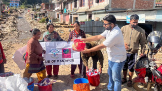काभ्रेपलाञ्चोकमा बाढीपहिरो प्रभावितलाई राहत सामग्री वितरण