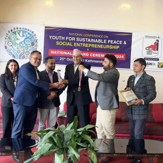 पत्रकार कुईंकेल राष्ट्रिय मानव अधिकार रक्षक पुरस्कारबाट सम्मानित