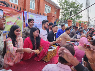 छठ पर्वको अवसरमा चिया र प्रसाद वितरण