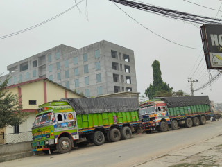 सडकमै ट्रक पार्किङ गर्दा व्यवसायी समस्यामा
