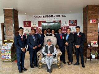 हजार बुद्ध मन्दिरमा पूजामा सहभागी भई फर्किए पूर्वराजा शाह