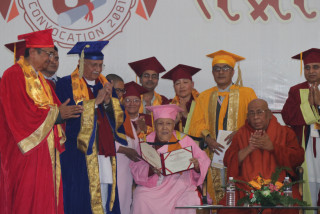 लुम्बिनी बिश्व बिद्यालयबाट धम्मावती गुरुमासहित २८९ बिद्यार्थी दीक्षित