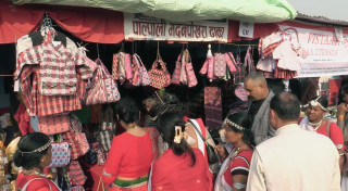 लुम्बिनी राष्ट्रिय महोत्सव : अल्लो र ढाकाका उत्पादनमा उपभोक्ताको आकर्षण