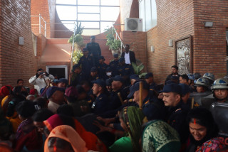 लुम्बिनीमा स्थानीय र प्रहरीबीच झडप