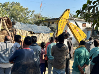 रोहिणीमा चल्यो डोजर, घरटहरा भत्काइए