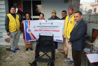 अपांगता भएका बालकलाई ह्वील चेयर हस्तान्तरण