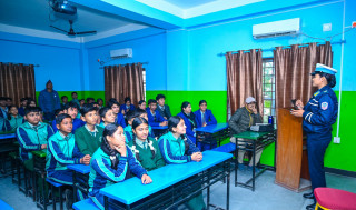 विद्यालयमा पुगेर ट्राफिक सचेतना फैलाउँदै रुपन्देही ट्राफिक प्रमुख के.सी.