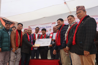 बेलहिया गाउँ समाजद्वारा विद्यालयलाई आर्थिक सहयोग