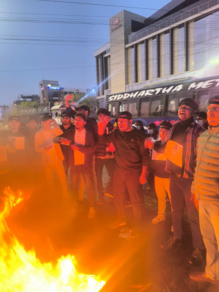 प्रकृति लम्साललाई न्याय दिन माग गर्दै विद्यार्थीहरुद्वारा मसाल जुलुस प्रदर्शन