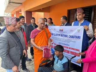 रोटरी बुटवल चौतारीद्वारा विद्यार्थीहरुलाई पोशाक वितरण