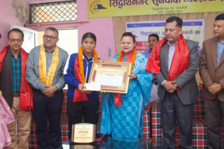 सिद्धार्थनगर सुनचाँदी व्यवसायी संघद्वारा क्रिकेटर तृष्णा विश्वकर्मालाई सम्मान