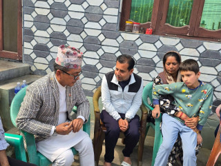 प्रकृति लम्सालको परिवारलाई भेट्न पुगे राप्रपा अध्यक्ष लिङ्देन