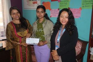 बुवाको वार्षिक पुण्यतिथिमा जेहेन्दार विद्यार्थीलाई छात्रवृत्ति वितरण