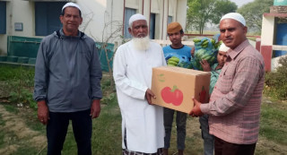 मायादेवी–६ का निवर्तमान अध्यक्ष यादवद्वारा मस्जिदमा फलफूल वितरण