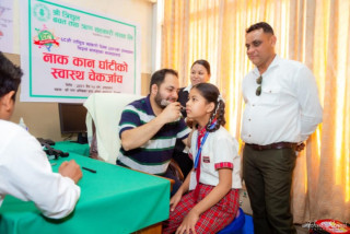 सहकारी दिवसमा बालबालिकाहरुको नाक, कान तथा घाँटीको चेकजाँच
