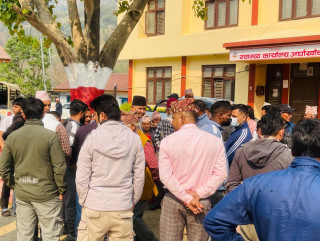 मुख्यमन्त्री आचार्यद्वारा अर्घाखाँची दुर्घटनाका पीडित परिवारसँग भेट