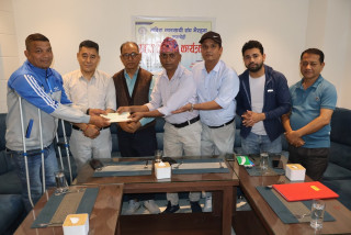 अपांगता भएका व्यक्तिलाई मदिरा व्यवसायी संघ भैरहवाको सहयोग