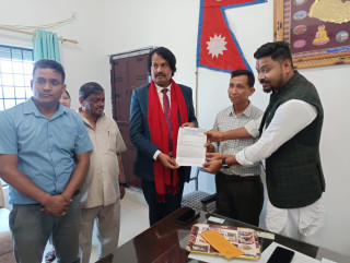 गौतमबुद्ध अन्तर्राष्ट्रिय विमानस्थल नियमित सञ्चालनको माग गर्दै डा. सिके राउतलाई ज्ञापनपत्र