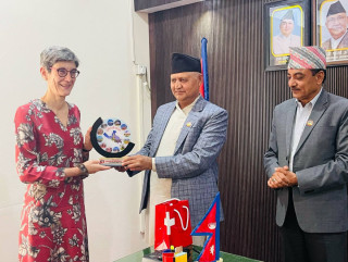 मुख्यमन्त्री आचार्य र स्विस राजदूतबीच भेटवार्ता, सहकार्य विस्तारमा जोड