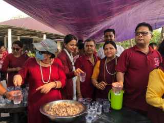 बुद्ध जयन्तीको अवसरमा निःशुल्क पानी तथा मिठाई वितरण