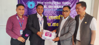 नेपाल एसबीआई बैंकद्वारा सरसफाई कार्यक्रमका लागि आवश्यक सामग्री प्रदान
