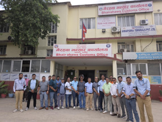 कैलाली भन्सार प्रमुखमाथि कुटपिट भएको विरोधमा भन्सारका कर्मचारी आन्दोलित