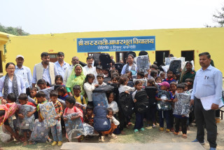 रोहिणीको सरस्वती आधारभूत विद्यालयमा विद्यार्थीहरुलाई झोला वितरण