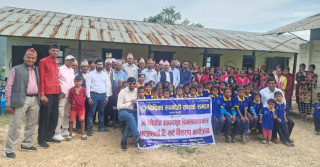 चिदिका–रुपन्देही सम्पर्क समाजद्वारा छात्रछात्रालाई पोशाक वितरण